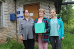С толстой сумкой на плече…